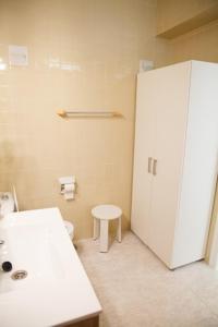 贝纳尔马德纳Apartamento Tamarindos II的一间带卫生间和白色冰箱的浴室
