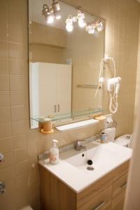 贝纳尔马德纳Apartamento Tamarindos II的一间带水槽和镜子的浴室