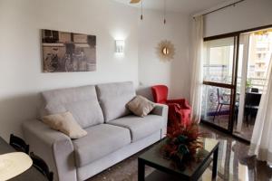 贝纳尔马德纳Apartamento Tamarindos II的客厅配有沙发和桌子