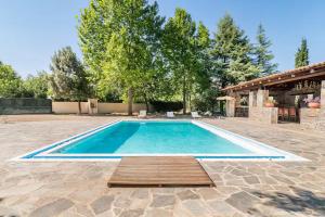马拉松Villa OINOI with Pool for Luxury Vacation and Events的一个带木甲板的庭院内的游泳池