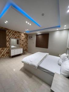 达赫拉Appartements de luxe à Al Mahdi的一间卧室配有一张大床和电视