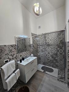 SantʼAngelo in FormisCasa Miccio B&B的带淋浴、盥洗盆和浴缸的浴室