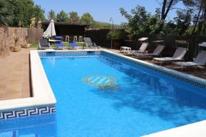 奥利维拉Charming Villa Del Cel, peaceful location, private pool and A/C的一个带椅子的大型游泳池