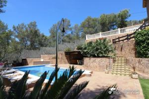 奥利维拉Charming Villa Del Cel, peaceful location, private pool and A/C的后院设有游泳池和楼梯