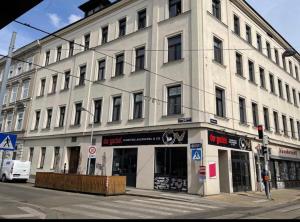 维也纳Dachgeschoss City Apartment in Zentrum Wiens的街道拐角处的白色大建筑