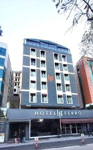 ÇekirgeTurk Inn Ferro Hotel的城市里与酒店同建的建筑物