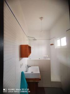 蒂亚斯Campo y lava的白色的浴室设有水槽和窗户。