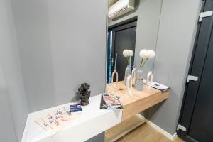 OriovacJana House Oriovac的一张带镜子和鲜花的白色书桌