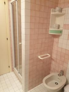 安科纳王维特立住宅酒店的粉红色的浴室设有卫生间和淋浴。