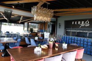 ÇekirgeTurk Inn Ferro Hotel的一间带桌椅和吊灯的用餐室