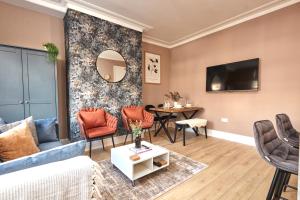 利兹Homebird Property - Haddon House的客厅配有沙发和桌子