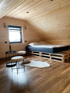 KoszarawaDuchałówka 2.0的小木屋内一间卧室,配有一张床