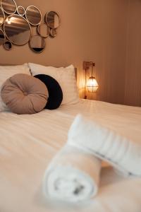 恩斯赫德Hotel bij Jacob的一张带两个枕头和毯子的白色床