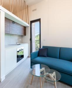 蒂瓦特Tivat lovely cosy studio的客厅配有蓝色的沙发和玻璃桌