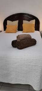 丰沙尔Tiny House Funchal的床上有毛巾