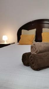丰沙尔Tiny House Funchal的一间卧室配有带毛巾的床