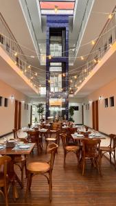 巴拉那州蓬塔尔Hotel Amaromar的用餐室配有木桌和椅子