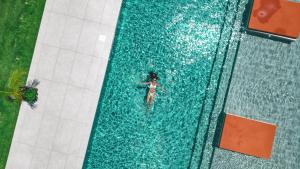 CupecoyFourteen at Mullet Bay的妇女在游泳池游泳的头顶景色