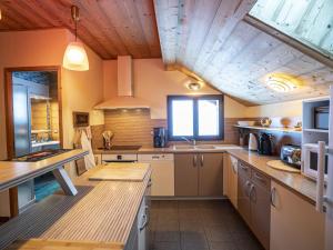 沙泰勒Appartement Châtel, 7 pièces, 12 personnes - FR-1-676-3的大型厨房设有木制天花板和木制柜台。