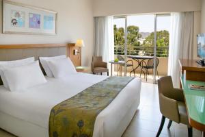 利马索尔Atlantica Miramare Beach的酒店客房设有一张床和一个阳台。