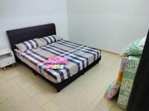 太平Celine's Homestay的一间卧室配有一张带两个枕头的床