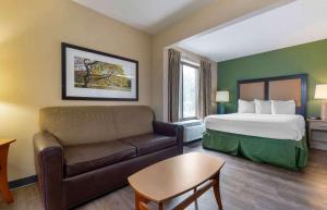奥斯汀美国奥斯汀地铁长住酒店的酒店客房,配有床和沙发