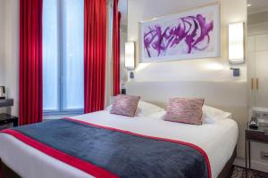 巴黎树林香榭丽舍酒店的酒店客房,设有一张带红色窗帘的大床