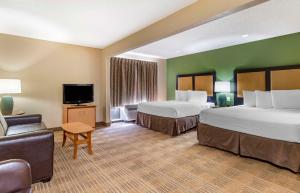 圣安东尼奥圣安东尼奥可隆纳德医学长住酒店的酒店客房设有两张床和一台平面电视。