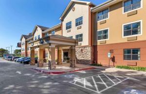 斯普林代尔Extended Stay America Select Suites - Fayetteville - Springdale的酒店大楼前面设有停车场