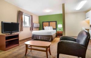 里奇兰美洲常住酒店 - 杰克逊 - 里奇兰的配有一张床和一台平面电视的酒店客房