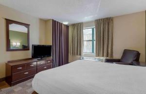 休斯顿美国延住公寓式酒店 - 休斯顿 I-10 市中心西的酒店客房,配有床和电视