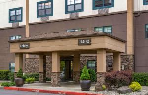 贝尔维尤Extended Stay America Premier Suites - Seattle - Bellevue - Downtown的带有阅读灶具标志的酒店建筑