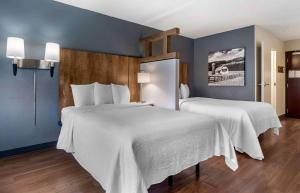 贝尔维尤Extended Stay America Premier Suites - Seattle - Bellevue - Downtown的两张位于酒店客房的床,拥有蓝色的墙壁