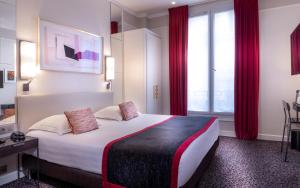巴黎树林香榭丽舍酒店的酒店客房,设有一张带红色窗帘的大床