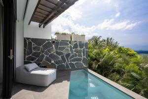 林康Adults Only! Ocaso Luxury Villas Entire Property的一个带游泳池和椅子的海景庭院