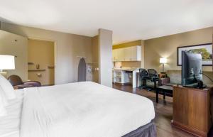 Murphys Corner西雅图 - 埃弗雷特 - 银湖美国长住酒店的酒店客房设有床和客厅。