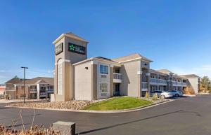 丹佛Extended Stay America Select Suites - Denver - Cherry Creek的在停车场有钟楼的酒店