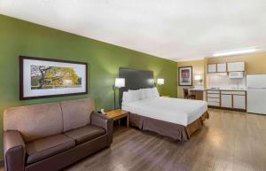 丹佛Extended Stay America Select Suites - Denver - Cherry Creek的酒店客房,配有床和沙发