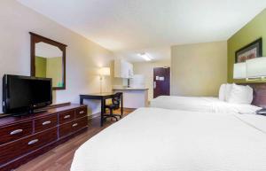 凤凰城梅丽卡易克斯坦德斯德－凤凰城－机场酒店的酒店客房设有两张床和一台平面电视。