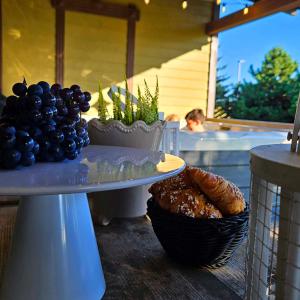 帕兰加鲍尔莱度假屋的一张桌子,上面放着一盘葡萄和一篮面包