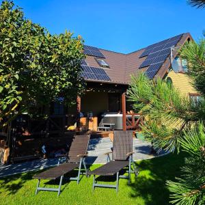 帕兰加鲍尔莱度假屋的屋顶上设有太阳能电池板的房子