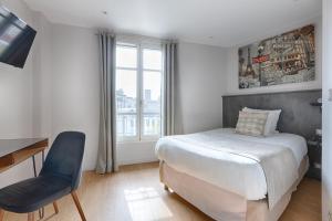 巴黎法兰西因瓦里德酒店的一间卧室配有一张床、一张书桌和一个窗户。