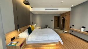 阳朔Lanshan Moon Resort的一间大卧室,内配一张白色的大床