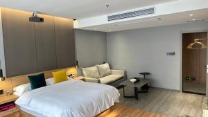 阳朔Lanshan Moon Resort的配有一张床和一把椅子的酒店客房