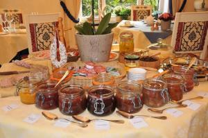布永拉费偌尼尔酒店的一张桌子上放着一罐蜂蜜和勺子