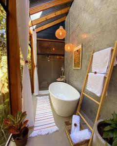 圣弗朗西斯科-迪保拉Cabana Gato do Mato的一间带大浴缸和淋浴的浴室