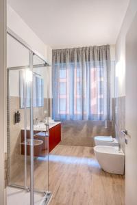 博洛尼亚Astoria Comfort Rooms的浴室设有2个水槽和2个卫生间
