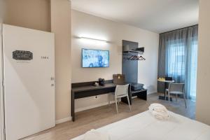 博洛尼亚Astoria Comfort Rooms的酒店客房配有书桌和床。