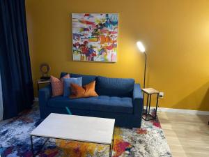 塔科马Full Kitchen-youtubetv-smart Locksking Bedtop Fl的客厅配有蓝色的沙发和桌子