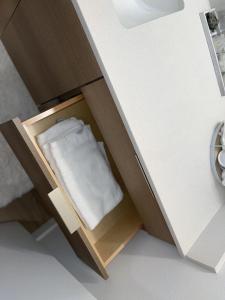 塔科马Full Kitchen-youtubetv-smart Locksking Bedtop Fl的内置白色毛巾的橱柜